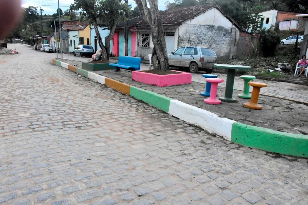 Camacã: Nova praça construída em Leoventura chama atenção dos moradores
